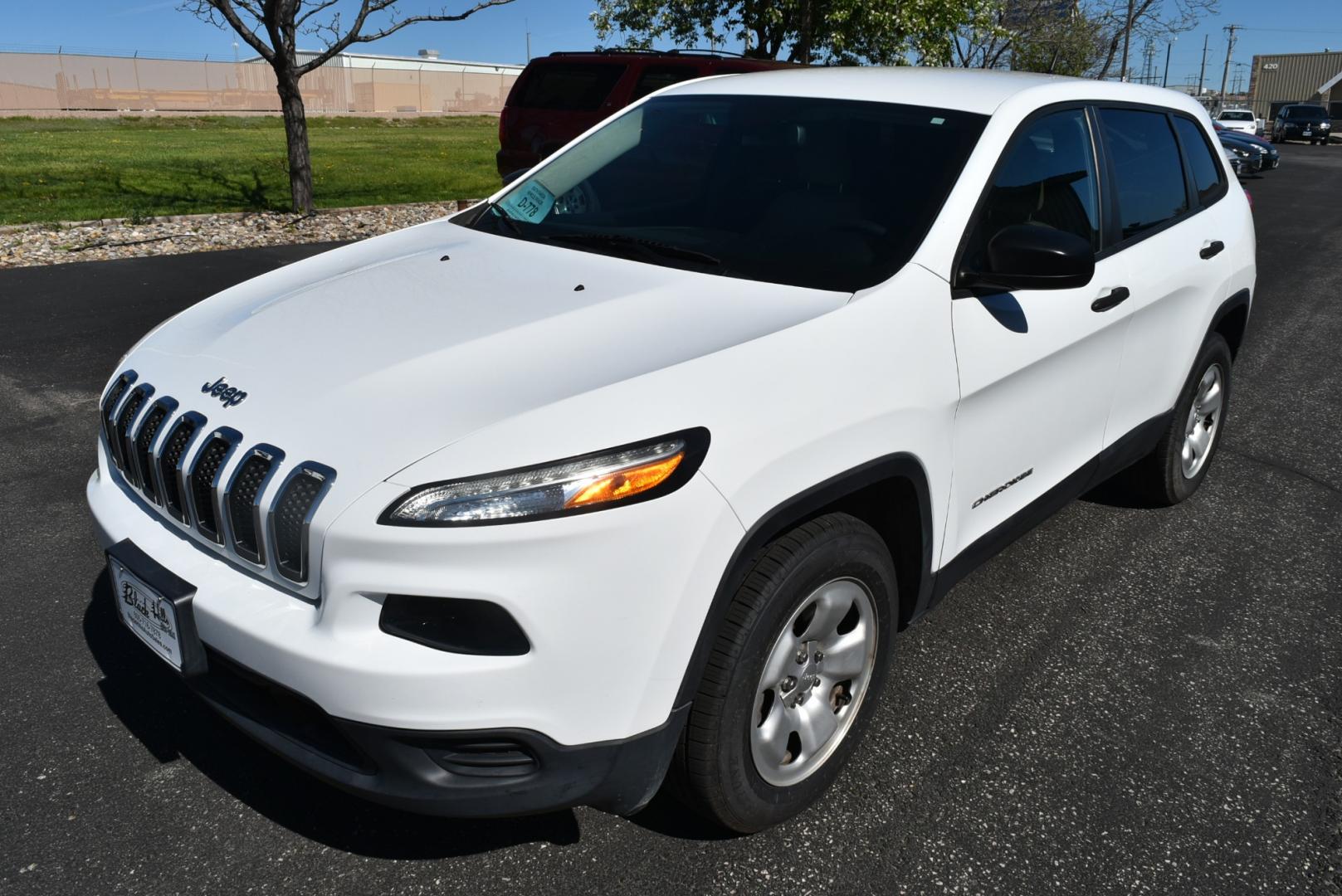 2016 White /Black Jeep Cherokee Sport (1C4PJMAB3GW) with an 2.4L 4 Cyl Multi-Air engine, 9-Speed Automatic transmission, located at 1600 E Hwy 44, Rapid City, SD, 57703, (605) 716-7878, 44.070232, -103.171410 - Photo#2